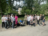 Директор ДМШ № 1 г. Пензы Т. П. Дёмина присоединилась к субботнику, который проходил у памятника «Проводы».